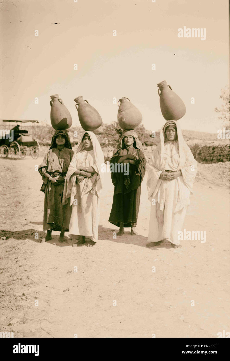 Frauen mit ihrem Wasser Gläser. 1940, Naher Osten, Israel Stockfoto