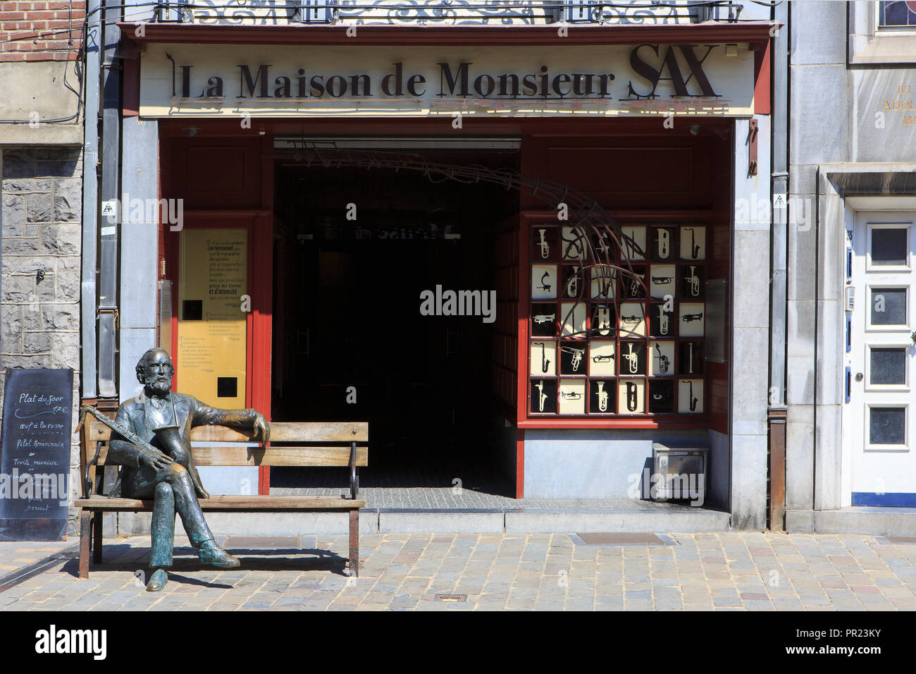 Statue der Erfinder des Saxophons Adolphe Sax (1814-1894) außerhalb des Museums gewidmet sein Leben in Dinant, Belgien Stockfoto