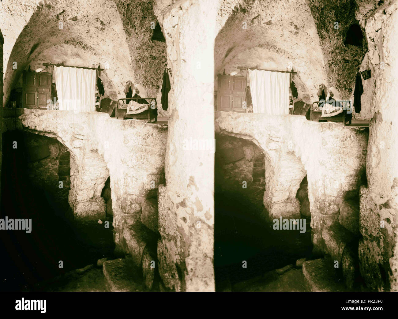 Arabische in Rock Cavern. 1898, im Nahen Osten, Israel und/oder Palästina Stockfoto