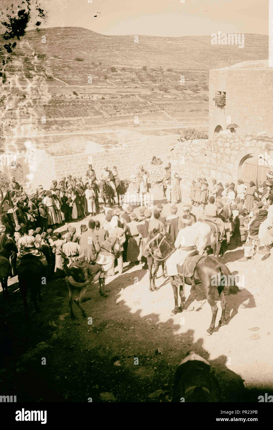 Versammelt auf Dorf Hill (alle suchen Bei man auf das Haus. Türkische Flagge 1898, Naher Osten Stockfoto