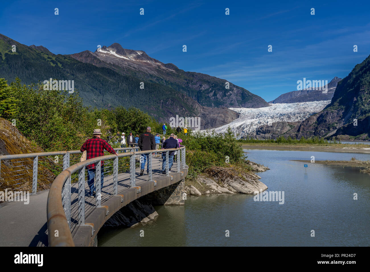 Juneau, Alaska USA, Nov. 19, 2018 - Besucher Mandenhall Breheimsenteret Stockfoto