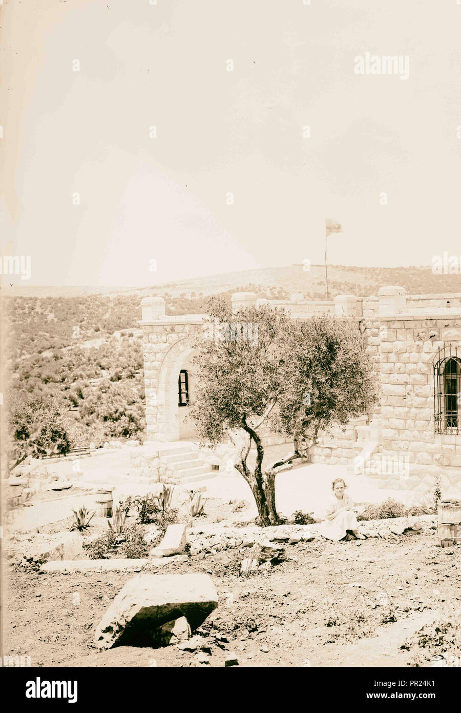 Frauen und Kinder vor einem Gebäude aus Stein, der mit der schwedischen? Flagge. 1898, im Nahen Osten, Israel und/oder Palästina Stockfoto