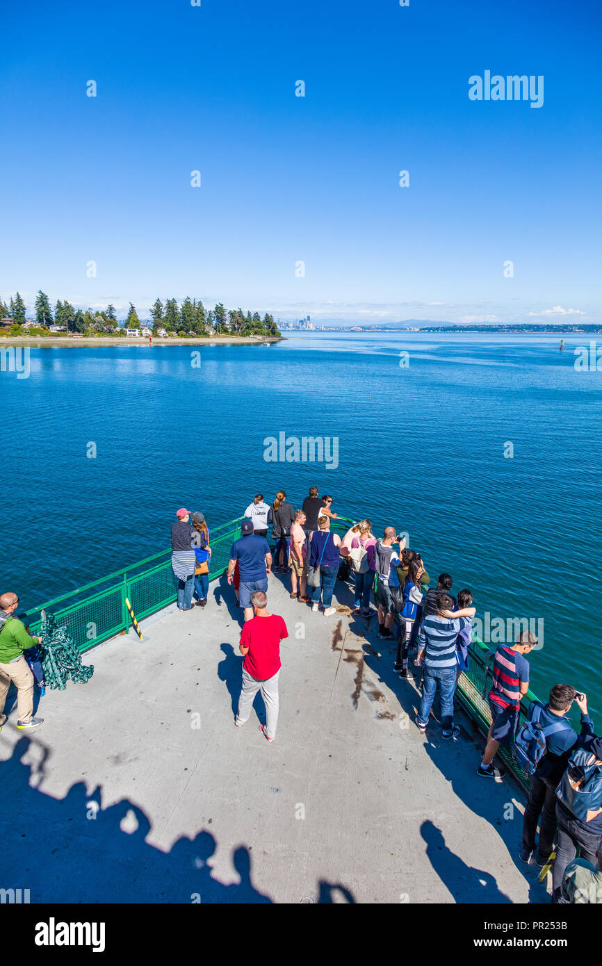 Menschen auf Bogen der Bainbridge Island nach Seattle Ferry im Puget Sound, Washington, United States Stockfoto