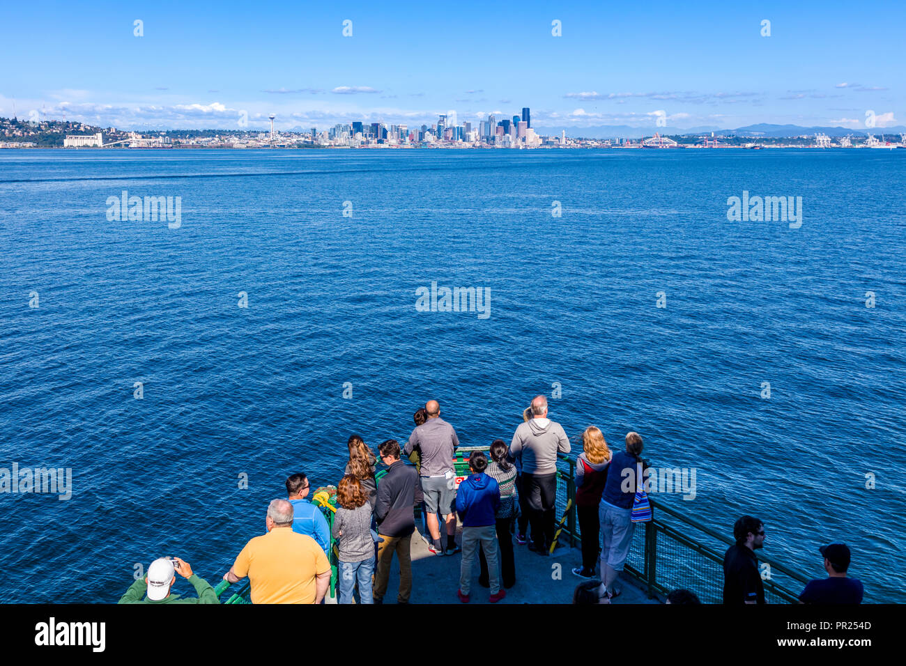 Menschen auf Bogen der Bainbridge Island nach Seattle Ferry im Puget Sound, Washington, United States mit den Seattle Skyline in der Ferne Stockfoto