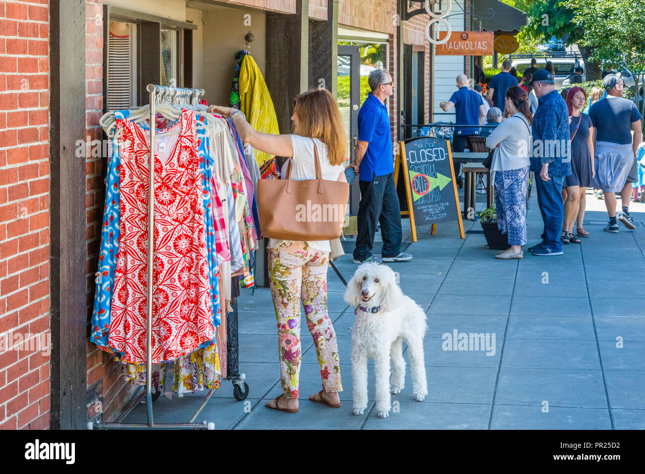 Menschen shopping auf Bainbridge Island im Puget Sound über aus Seattle, Washington, United States Stockfoto
