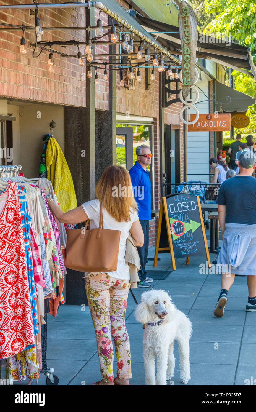 Menschen shopping auf Bainbridge Island im Puget Sound über aus Seattle, Washington, United States Stockfoto