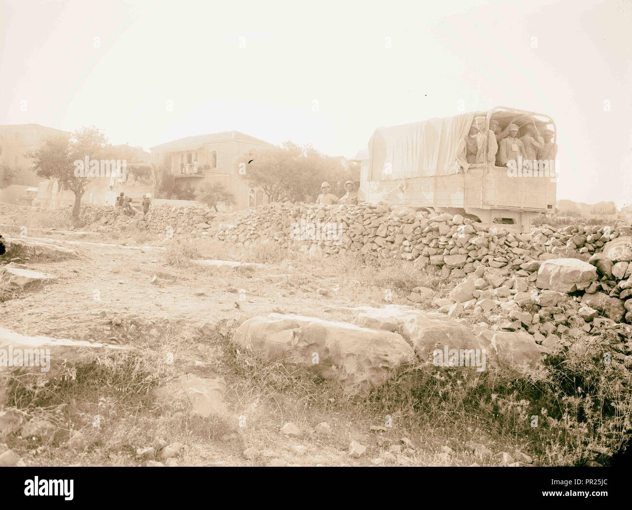 Lkw-Konvoi der deutschen Gefangenen 1917, Naher Osten, Israel und/oder Palästina Stockfoto