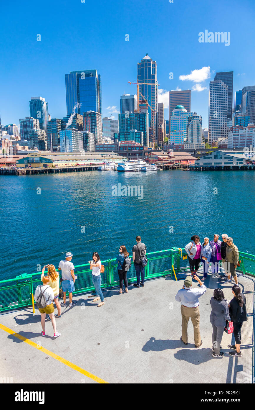 Seattle Washington City Skyline mit Fahrgästen im Vordergrund auf dem Deck der Fähre im Puget Sound geht nach Seattle, Washington Stockfoto