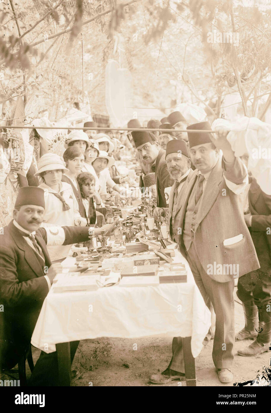 Jüdische Gemeinde führer Albert Antebi (1873-1919), stehend (rechts vorne) auf einem Basar am Notre Dame de France statt Stockfoto