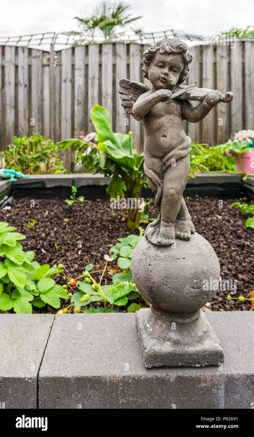 Stein Skulptur Eines Kleinen Engel Mit Geige Instrument Garten Dekoration Stockfotografie Alamy