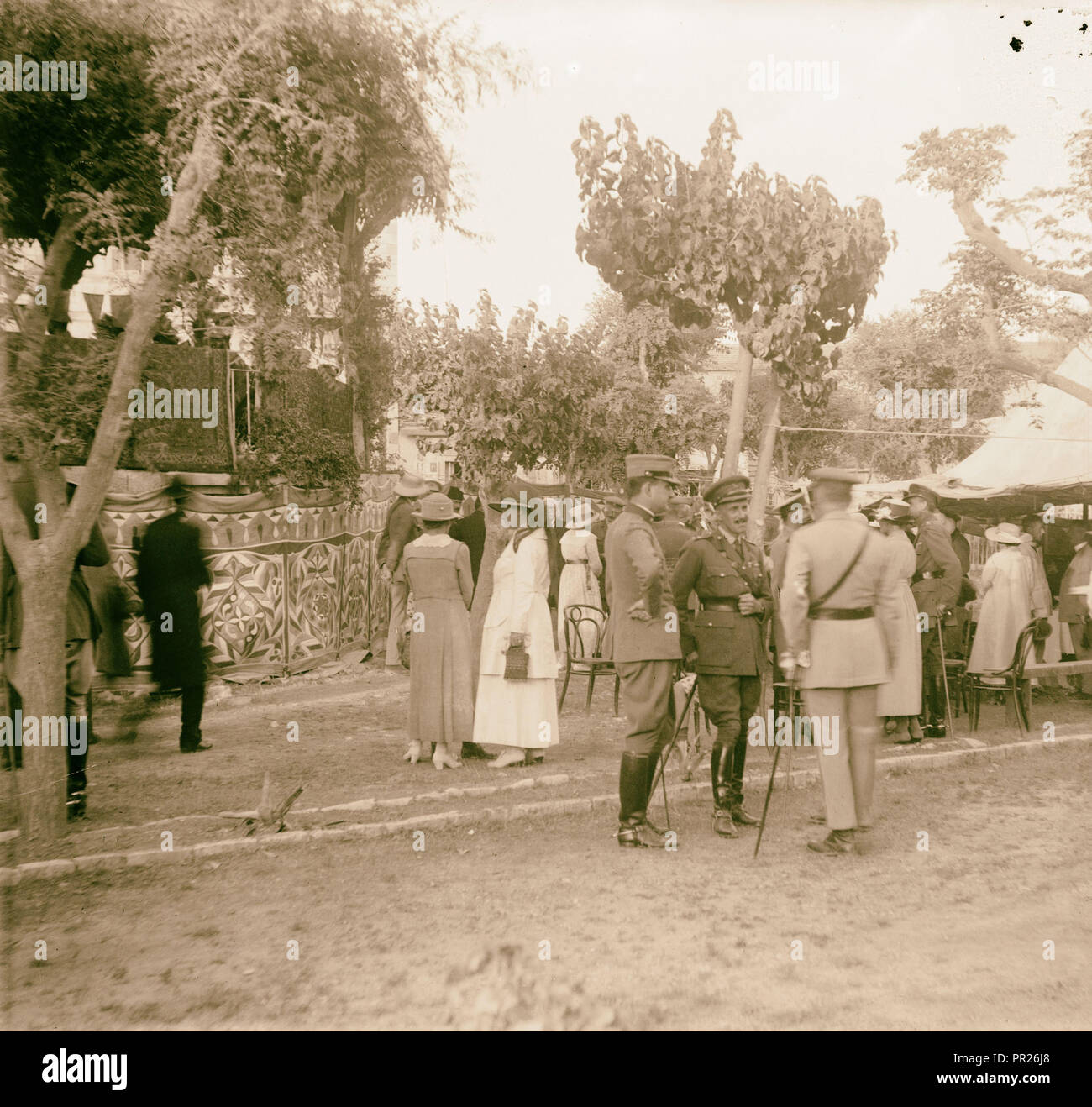 Militärs amd Frauen im Freien in der Nähe von Zelt, möglicherweise an Fete für Y.W.C.A. 1917, im Nahen Osten, Israel und/oder Palästina Stockfoto