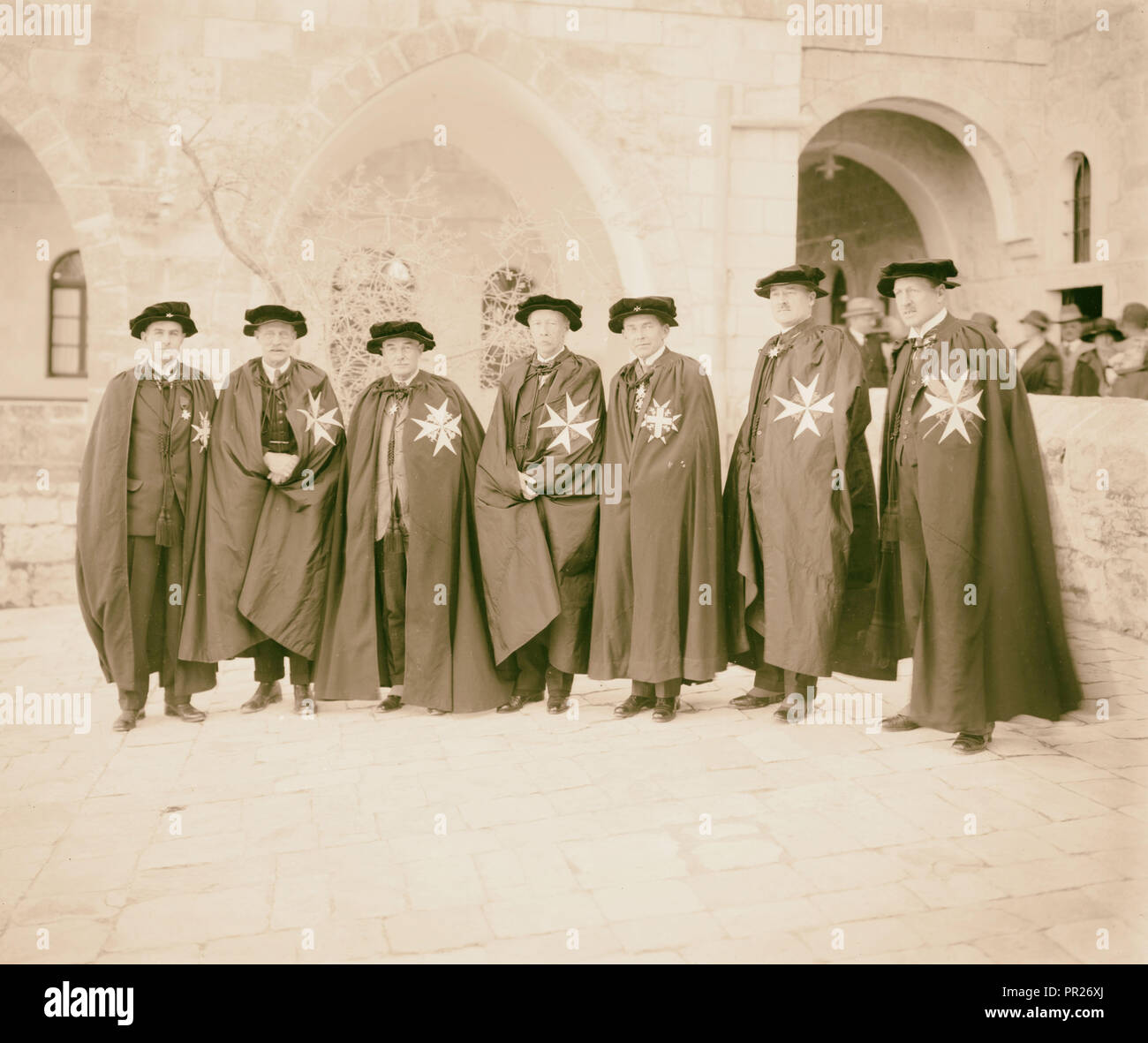 7 Männer des Ordens von St. John bei der anwendungsweg Hospital, Jerusalem 1898, Jerusalem, Israel Stockfoto