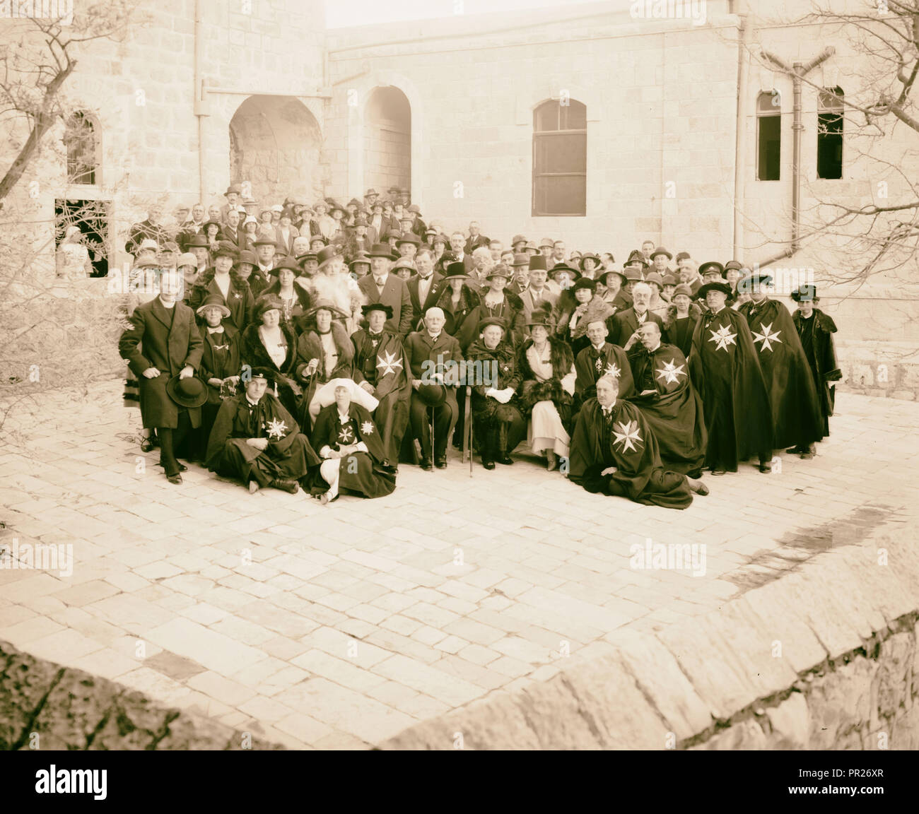 Männer und Frauen des Ordens von St. John bei der anwendungsweg Hospital, Jerusalem. Vielleicht St. John in Sheikh Jarrah nördlich von Jerusalem. 1898 Stockfoto