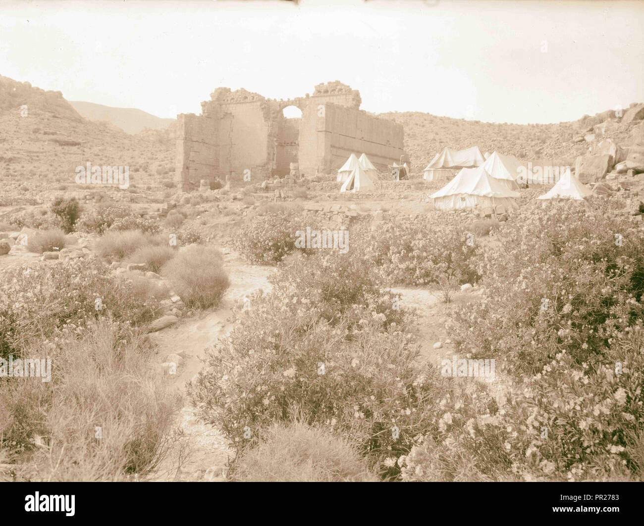 El-Habis Bereich. Qasr Bint weit' auf. Cook's Camp in Petra, in der Nähe der Überreste der römischen Tempel. 1920, Jordanien, Petra, ausgestorbene Stadt Stockfoto