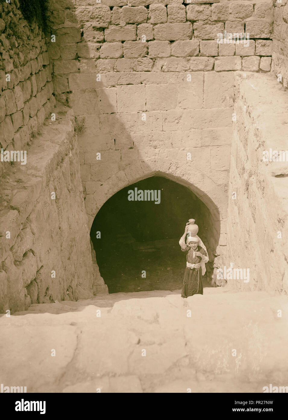 Täler von Josaphat und Hinnom. Von Virgin Brunnen. Foto zeigt die Jungfrau Brunnen (Gihon) in Jerusalem. 1900 Stockfoto