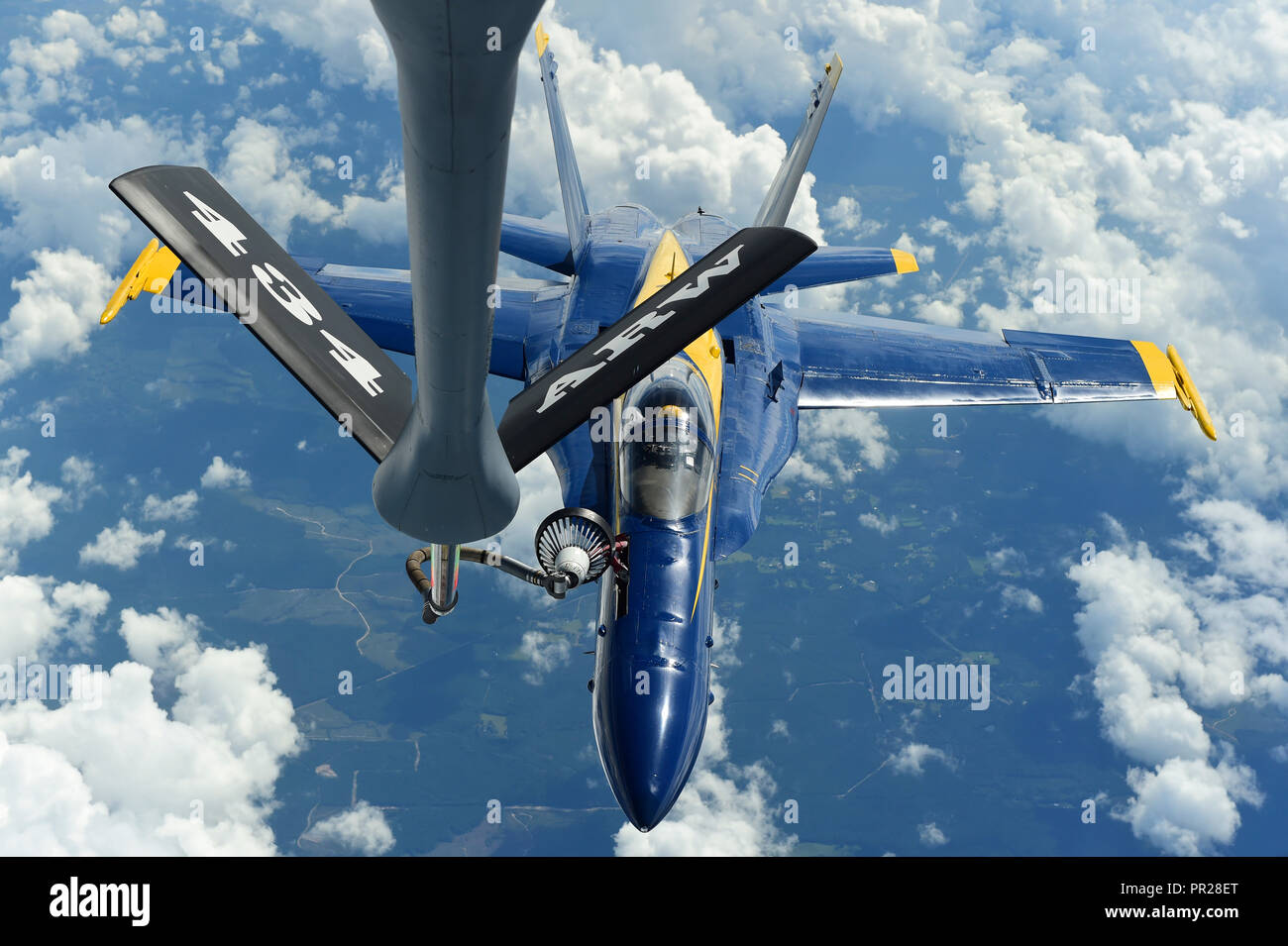 Zwei KC-135 R Stratotankers vom 434 Luftbetankung Wing an Grissom Air Reserve Base, Ind, betankt sieben F/A-18 Hornissen, von der US-Navy Blue Angels Antenne Demonstration team Sept. 26, 2018. Die Demonstration Team mit der Hoosier Flügel Tankschiffe während der Reise von ihrer Heimatbasis am Pensacola Naval Air Station, Fla., auf dem Weg zu Ihrem nächsten Air Show in Marine Corps Air Station Miramar, Calif (U.S. Air Force Foto: Staff Sgt. Chris Massey) Stockfoto