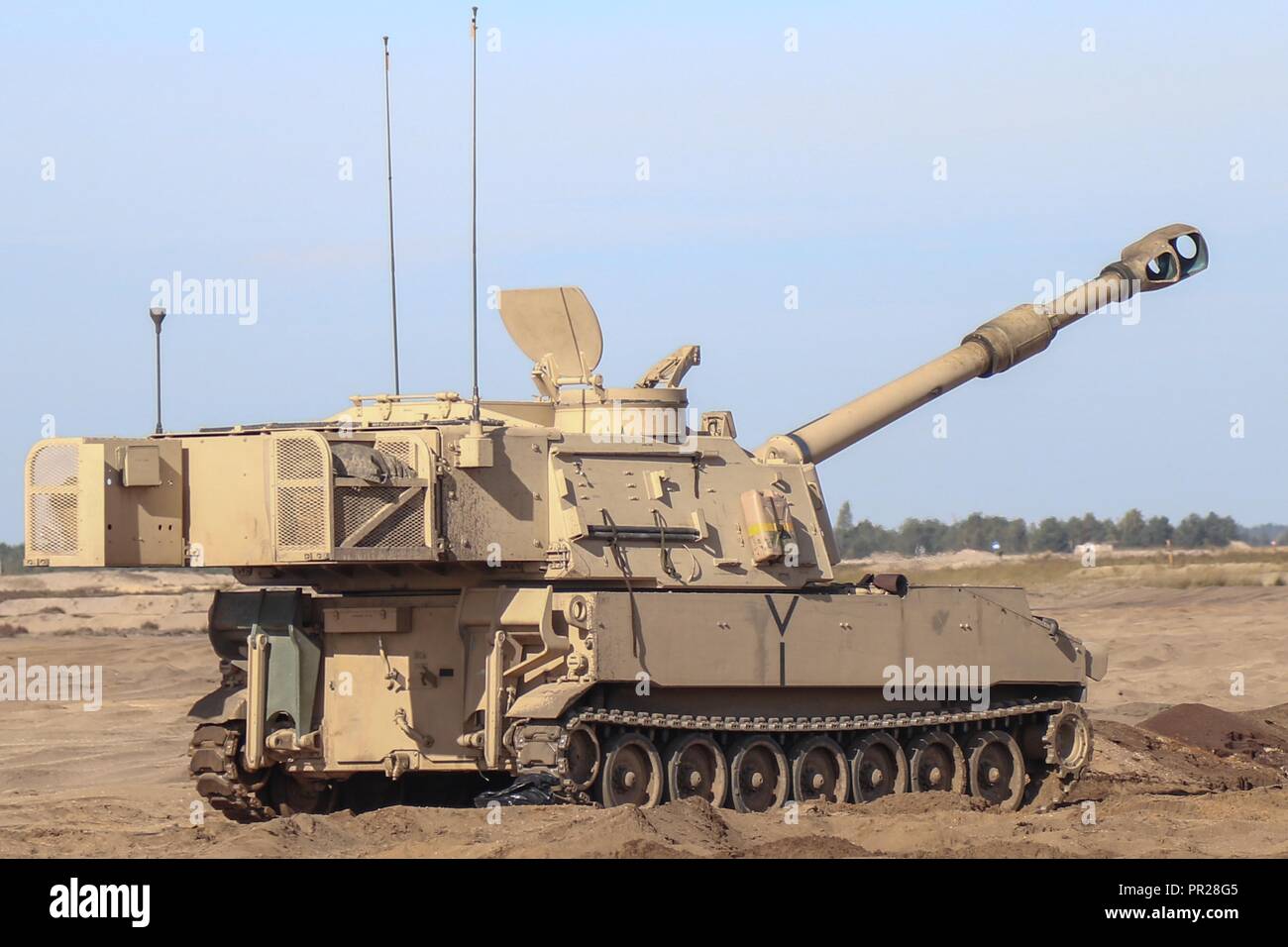 Ein M109A6 Paladin bereitet eine Runde downrange im Presidente gunnery Range zu feuern. 2 Platoon, Alpha Batterie, 1.BATAILLON 82 Field Artillery Regiment, 1st Armored Brigade Combat Team, 1.Kavallerie Division gemeinsame feuern Missionen mit ihren polnischen Amtskollegen aus den 23 Field Artillery während der Ausbildung zur Unterstützung der Atlantischen lösen. Stockfoto