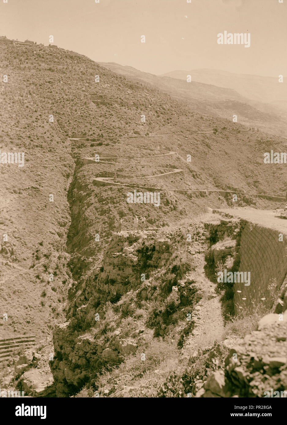 Wady J BIN eijina [?], Nordseite, Zick-Zack-Straße auf dem Weg nach Beskinta. 1945, Libanon, Biskintā Stockfoto