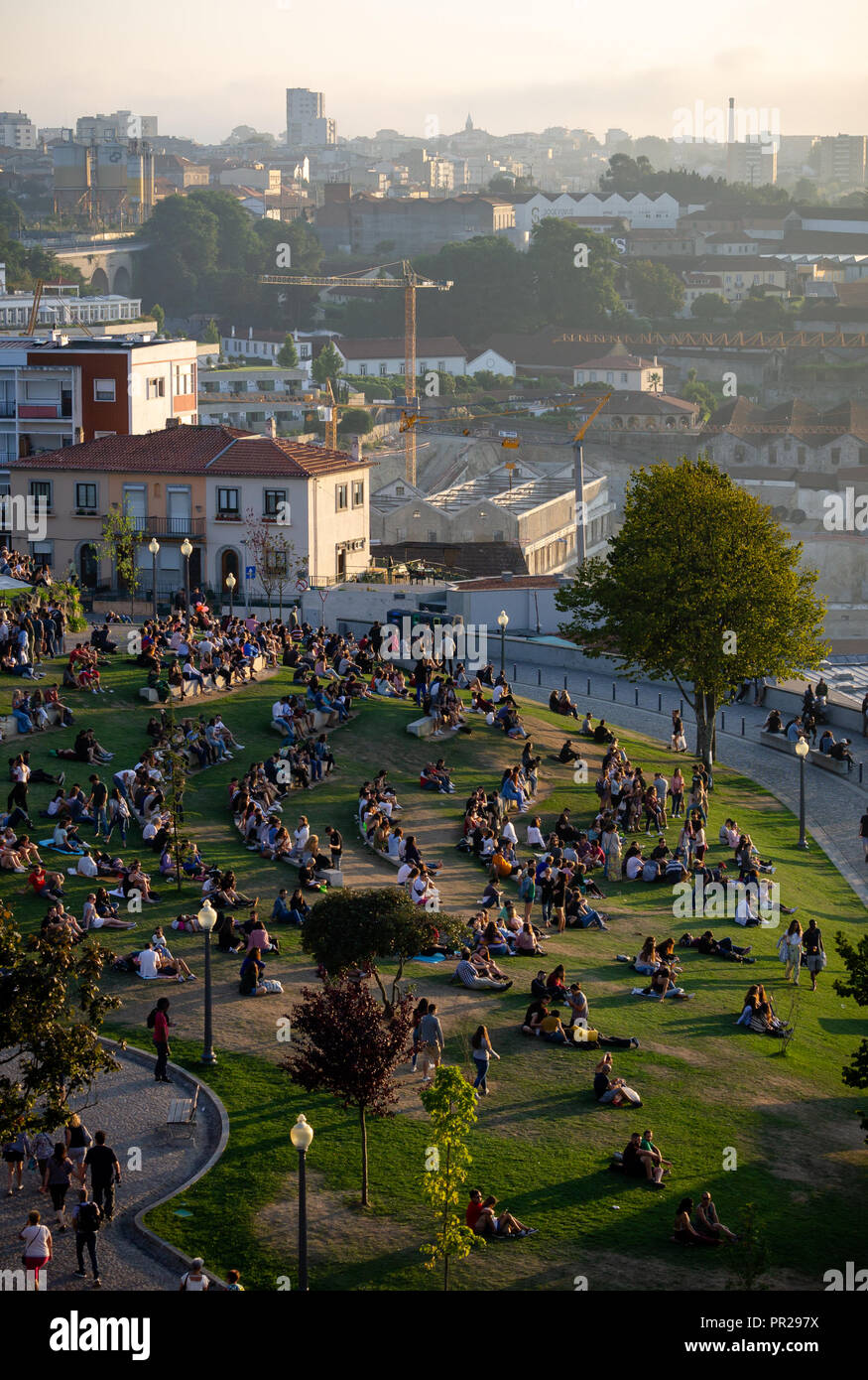 Viele Leute im Jardim do Morro Garten entspannen in Porto. Stockfoto