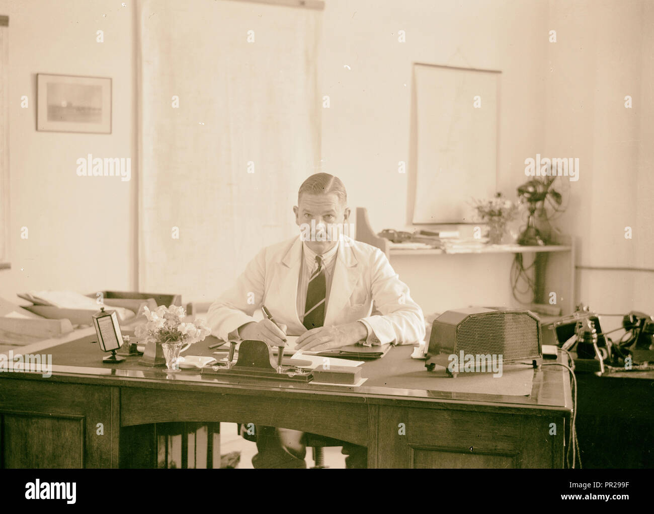 Neue Rundfunk Studios auf Königin Milisande's Way, Jerusalem. W.K. Brasher, Esq. An seinem Schreibtisch. Chief Engineer, Jerusalem verlassen Stockfoto