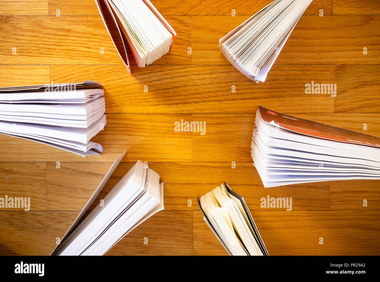 Eine hölzerne Hintergrund mit verschiedenen Bücher, top-Ansicht. Stockfoto