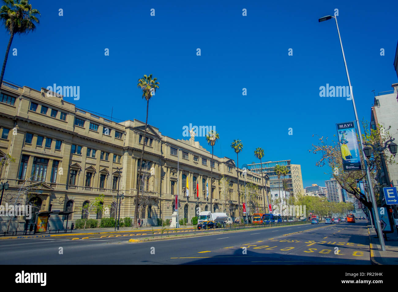 SANTIAGO, CHILE - 13. SEPTEMBER 2018: einige Autos vor der alten Gebäude im Barrio Lastarria in Santiago de Chile im Umlauf Stockfoto