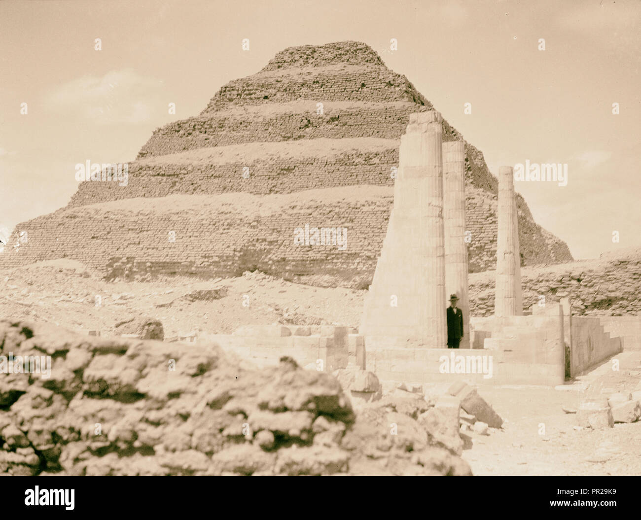 Ägypten. Sakkara. Die stufenpyramide mit Tempel Ausgrabungen im Vordergrund. 1934, Ägypten, Saqqārah Stockfoto