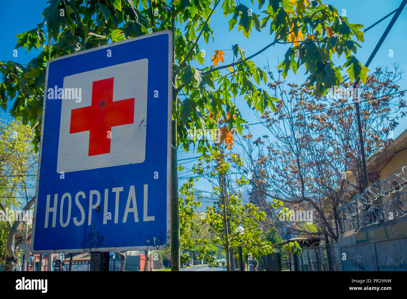 SANTIAGO, CHILE - 13 September, 2018: die Nahaufnahme von informativen Zeichen des Roten Kreuzes in metallische Struktur des Krankenhauses in der Nähe, in der Stadt von Santiago entfernt Stockfoto