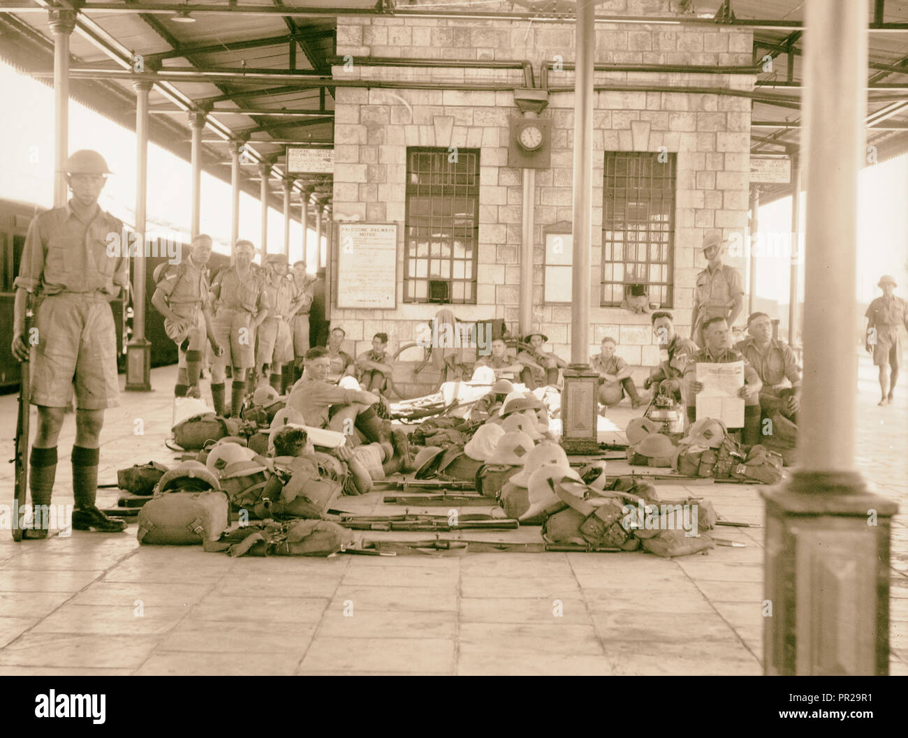 Palästina Unruhen 1936. Soldaten mit Ihrer vollen Satz Lydda Kreuzung. 1936, Israel, Lod Stockfoto