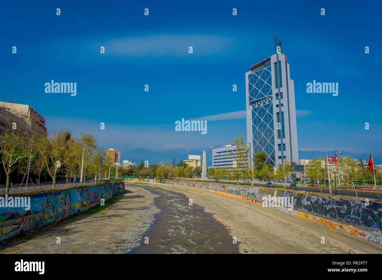 SANTIAGO, CHILE - 17. SEPTEMBER 2018: Im Freien von metallischen Brücke über den Kanal von Wasser in die forstliche Park in Santiago, der Hauptstadt Chiles Stockfoto