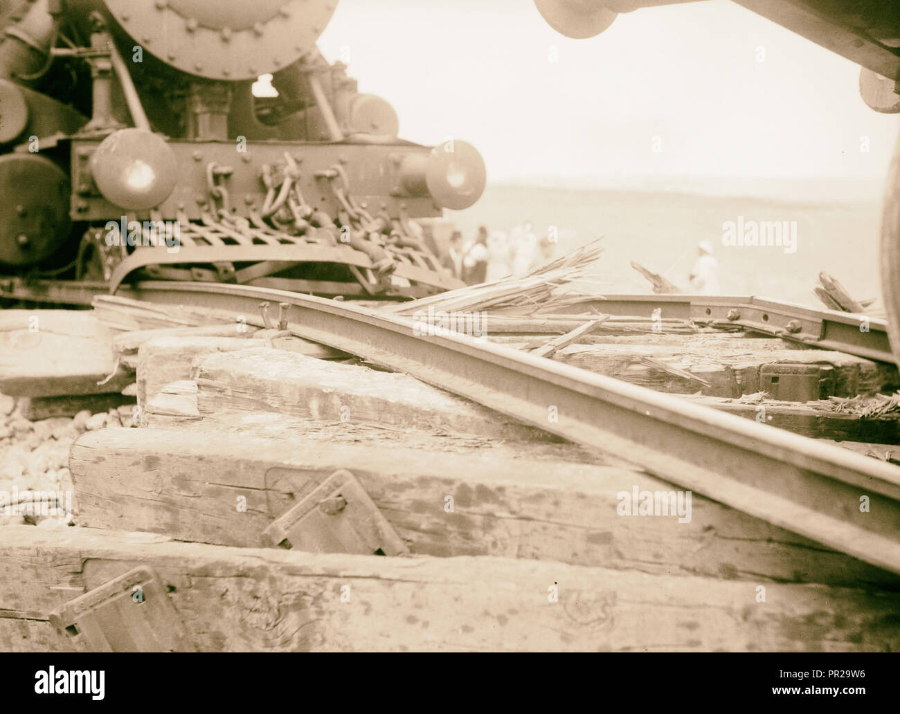 Palästina Unruhen 1936. Versunkenen Lokomotive, nach dem Pflügen die Holzschwellen [?][in der Nähe von Ras el-Ain]. 1936 Stockfoto