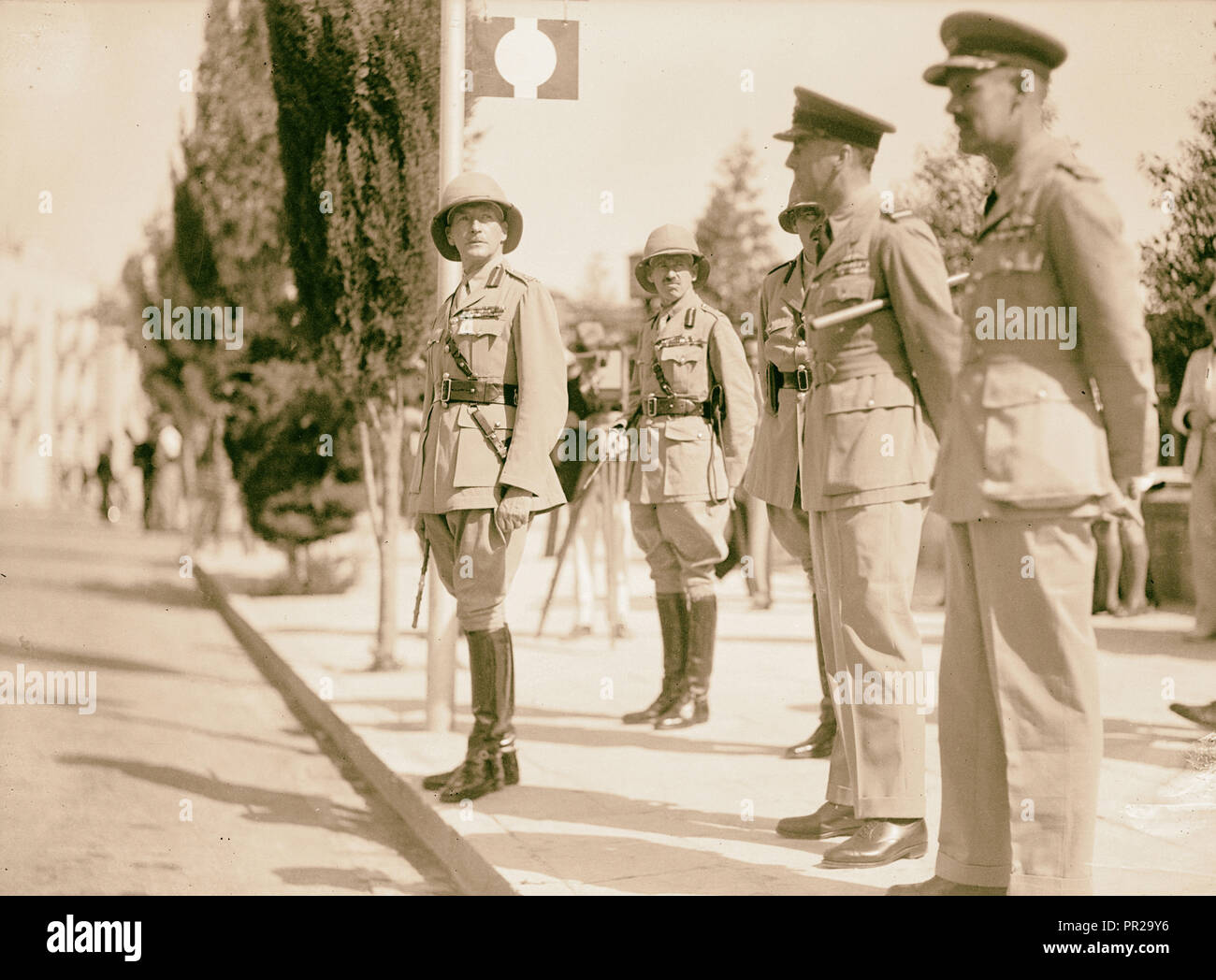 Palästina Unruhen 1936. Generalleutnant Dill warten auf die Parade der Scots Guards vor King David Hotel. Stockfoto