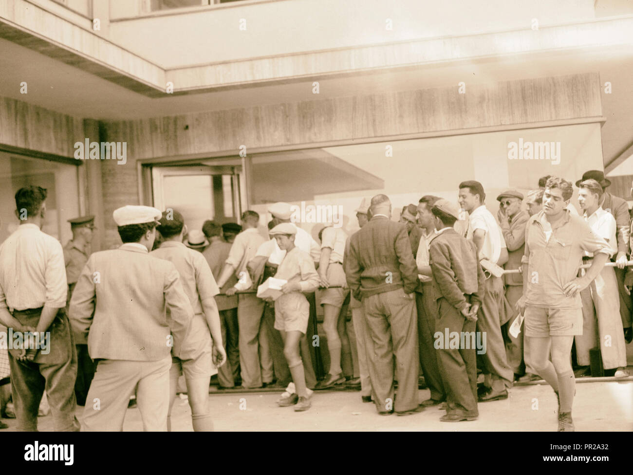 Jüdische Chauffeure usw. in der langen Warteschlange in Tel Aviv ein [c] quiring Lizenzen (?). 1939, Israel, Tel Aviv Stockfoto