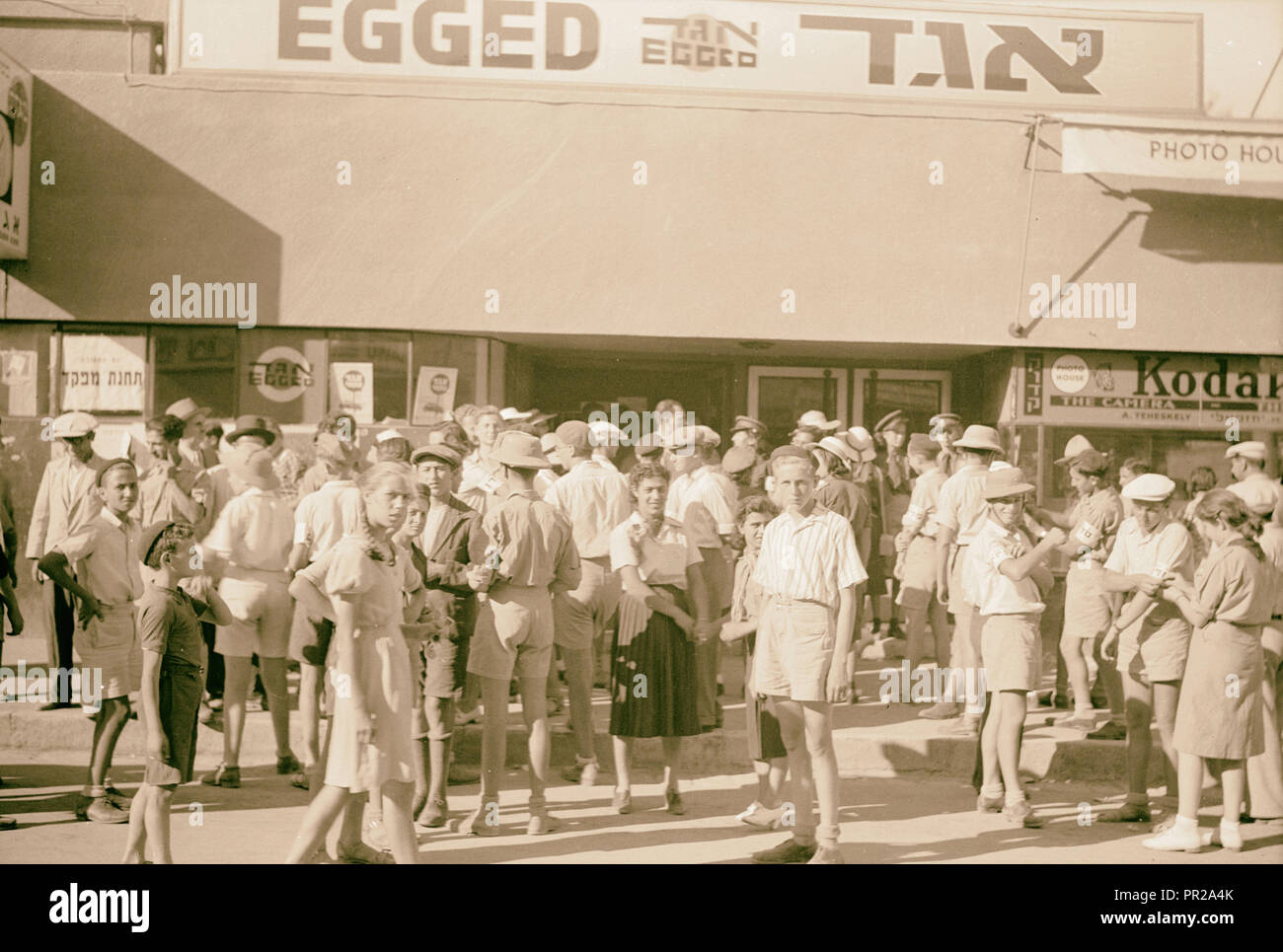 Jüdischen Protesten gegen Palästina White Paper, 18. Mai 1939. Junge Männer außerhalb Stockfoto