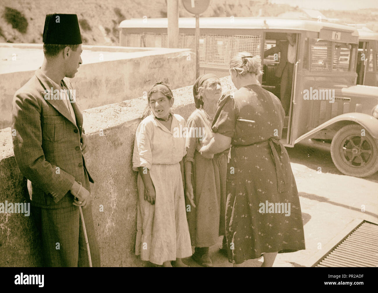 Aufgrund von terroristischen Handlungen und Maßnahmen der Regierung. Die russische Polizei - die Frau, die Suche nach jüdischen weiblichen für Arme am Jaffa-tor. 1938 Stockfoto