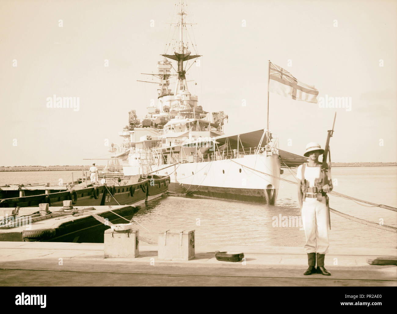 Haifa, aufgrund von terroristischen Handlungen und Maßnahmen der Regierung. H.M.S. Repulse von den Docks, Marine auf der Hut unter britischer Flagge Stockfoto