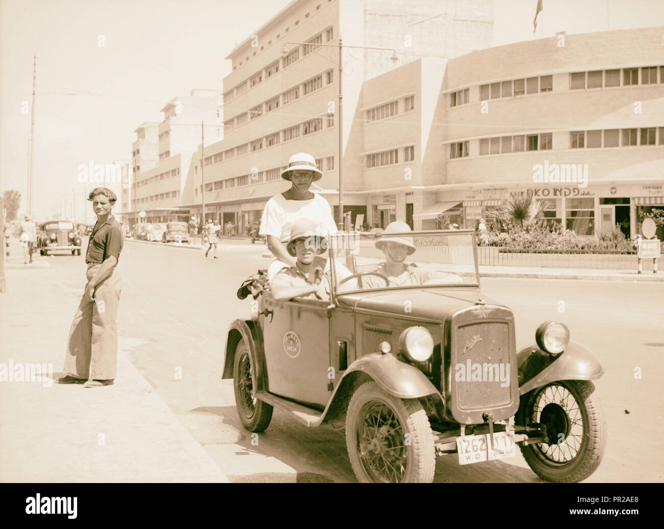 Haifa, aufgrund von terroristischen Handlungen und Maßnahmen der Regierung. H.M.S. Marine und Armee Auto Patrol auf Kings Way, Haifa. 1938, Israel, Haifa Stockfoto