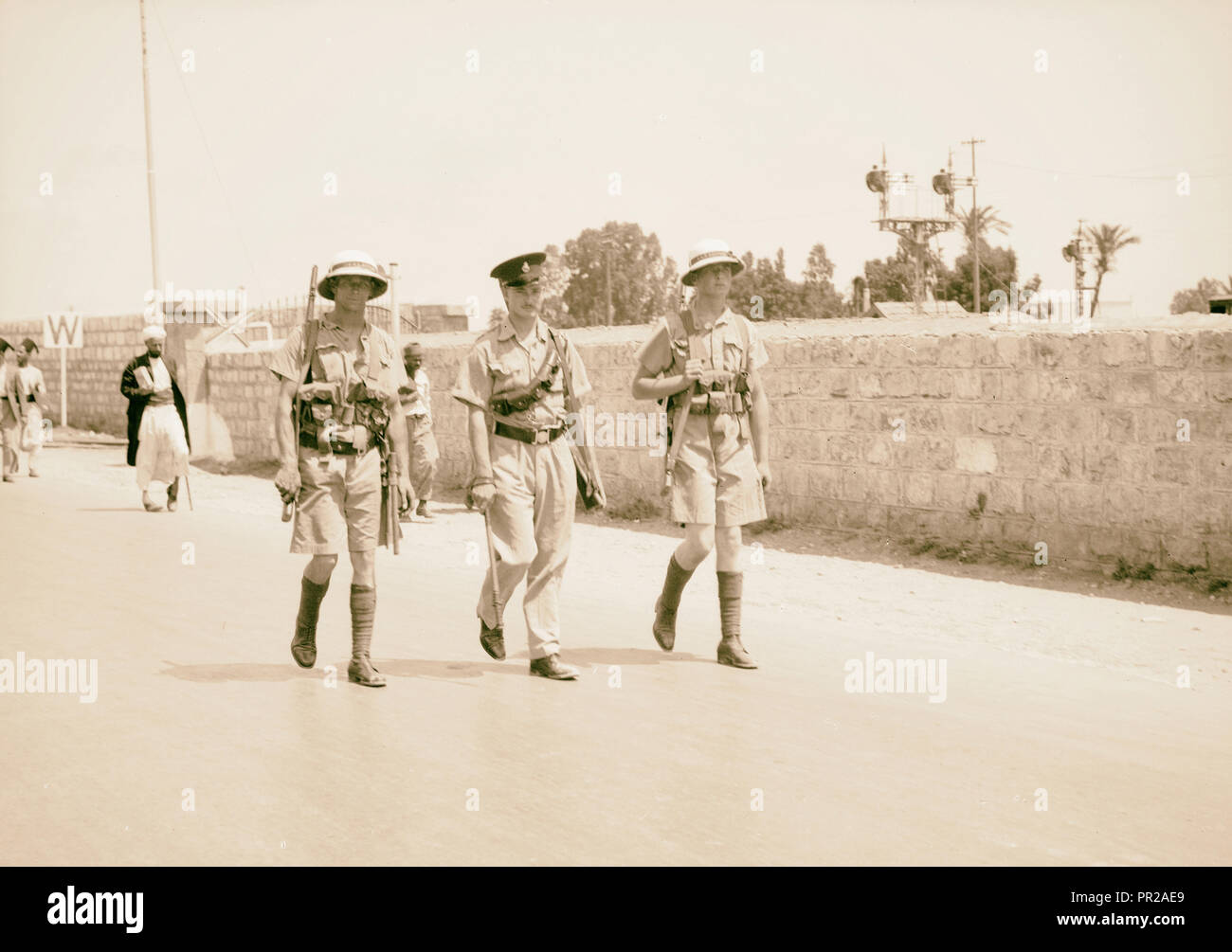 Haifa, aufgrund von terroristischen Handlungen und Maßnahmen der Regierung. H.M.S. Zwei Marines mit einem von der britischen Polizei patrouilliert Nazareth Str [eet Stockfoto