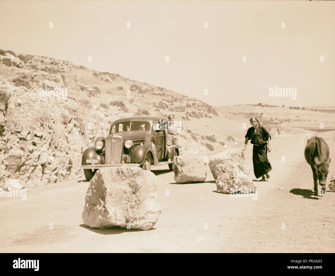 Hebron angegriffen. Große Felsbrocken auf dem Hebron Highway durch arabische Banden als Mittel auf dem Weg zu ruinieren, die polizeiliche und militärische Fahrzeuge platziert Stockfoto