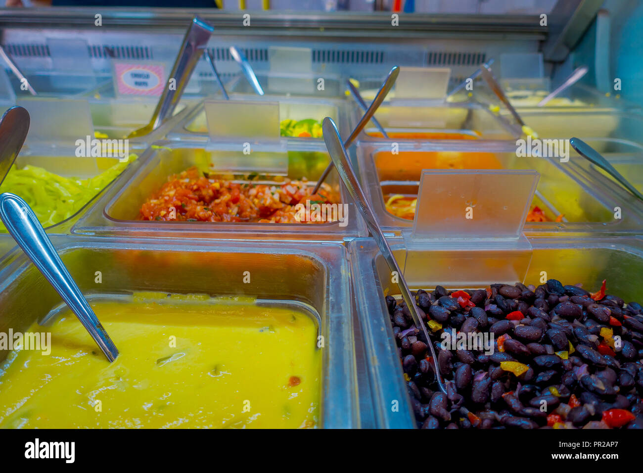 Oben Ansicht von köstlichen und verschiedene Salate und Sauce im Inneren der transparenten Boxen in einem Kaufhaus in Bellavista Viertel in Santiago Stockfoto