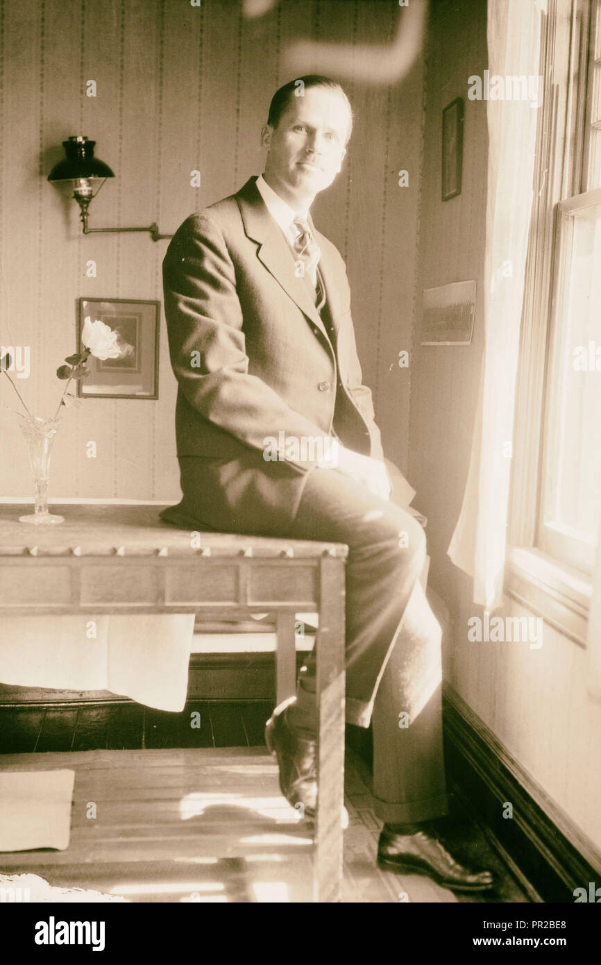 Lars Lind? Sitzung am Rande der Schreibtisch. 1925 Stockfoto