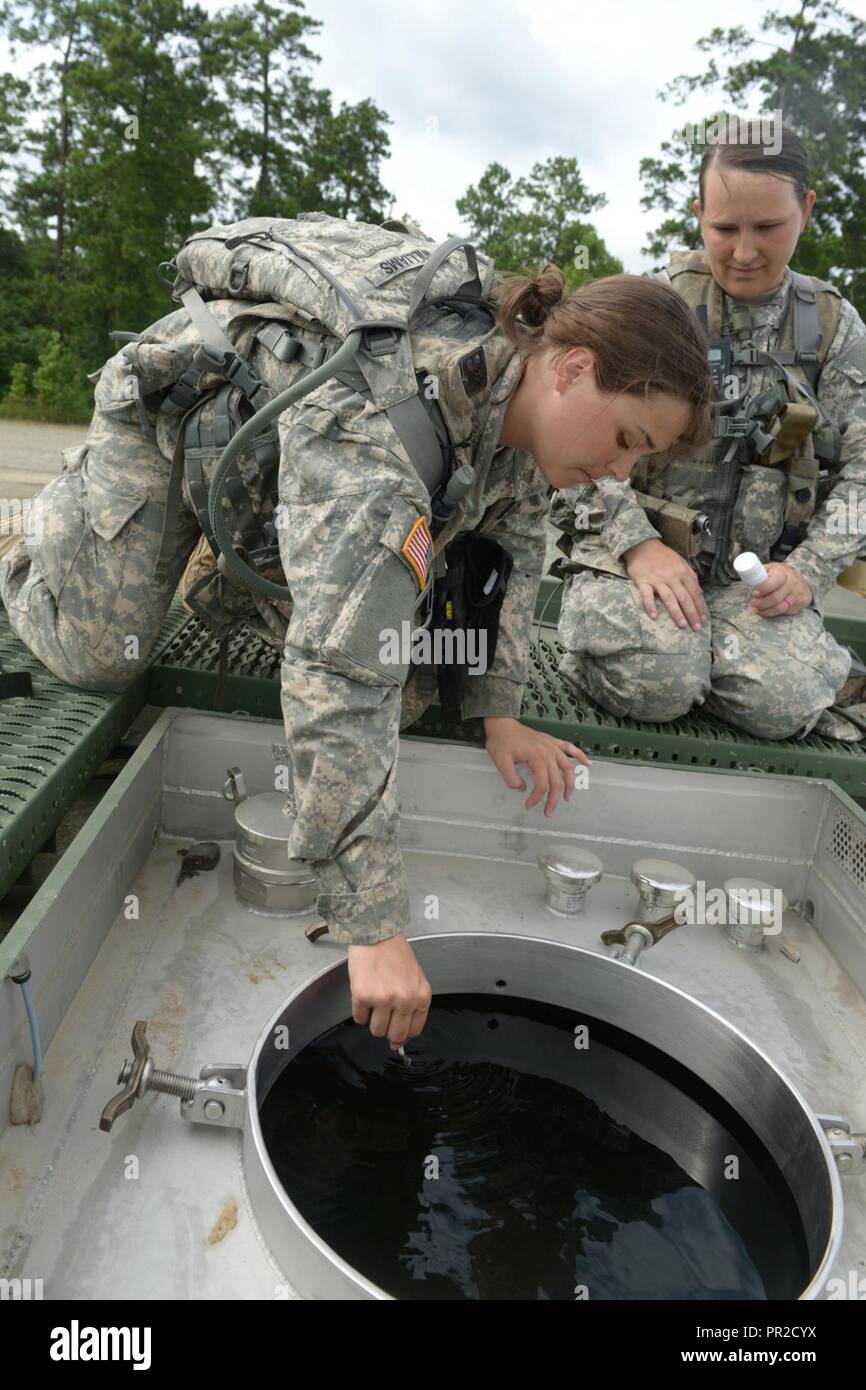 Indiana National Guard Cpl. Melissa Williams der Fischer und ein 138 Quartermaster Firma Wasseraufbereitung Spezialist, Tests der Wasserversorgung in einem 2.000-Gallone Wasser Trailer in Fort Polk, Louisiana, Sonntag, 23. Juli 2017, als Sgt. Elizabeth Pearson, ein Gefährte Wasseraufbereitung Spezialist, Uhren. Williams und Pearson repräsentieren zwei von ca. 6.000 Soldaten aus mehr als 20 Staaten, die mit Unterstützung oder Teilnahme in der Drehachse der 76th Infantry Brigade Combat Team am Joint Readiness Training Center hier. Stockfoto