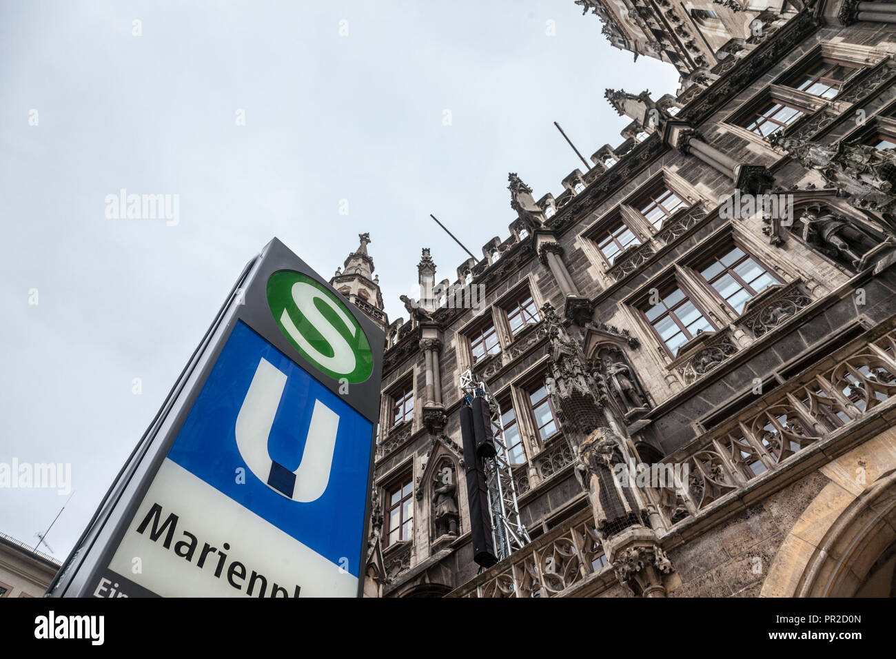 München, Deutschland - Dezember 18, 2017: S-Bahn und U-Bahn Zeichen auf ihren Eingang auf den Marienplatz, das Wahrzeichen von München. SBahn & U-Bahn sind die u-bahn Stockfoto