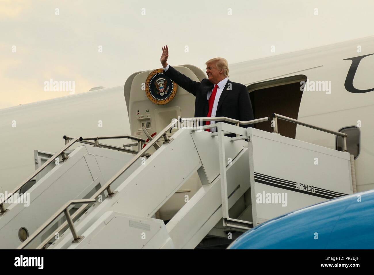 Präsident Donald J. Trumpf Wellen nach im Raleigh County Memorial Airport in der Nähe von Titusville, W. Virginia, 24. Juli 2017 eingehen. Der Präsident war für eine Rede an der Pfadfinder von America's National Jamboree 2017 am Gipfel Bechtel finden später am Tag geplant. Er ist der achte Präsident der Nationalen Jamboree zu besuchen. Stockfoto