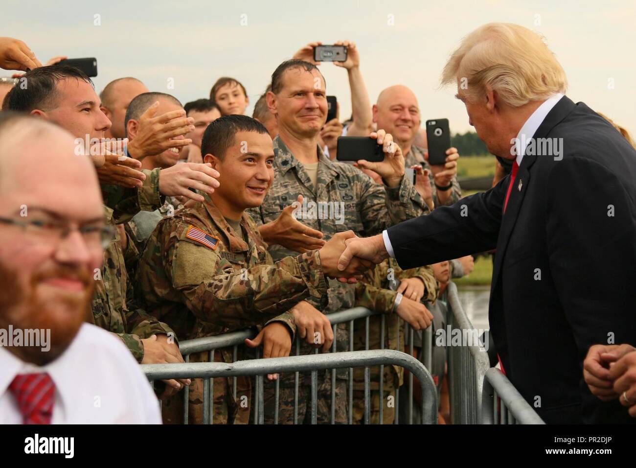 Präsident Donald J. Trumpf grüßt Service Mitglieder nach seiner Ankunft im Raleigh County Memorial Airport in der Nähe von Beckley, W. Virginia. Juli 24, 2017. Der Präsident war für eine Rede an der Pfadfinder von America's National Jamboree 2017 am Gipfel Bechtel finden später am Tag geplant. Er ist der achte Präsident der Nationalen Jamboree zu besuchen. Stockfoto