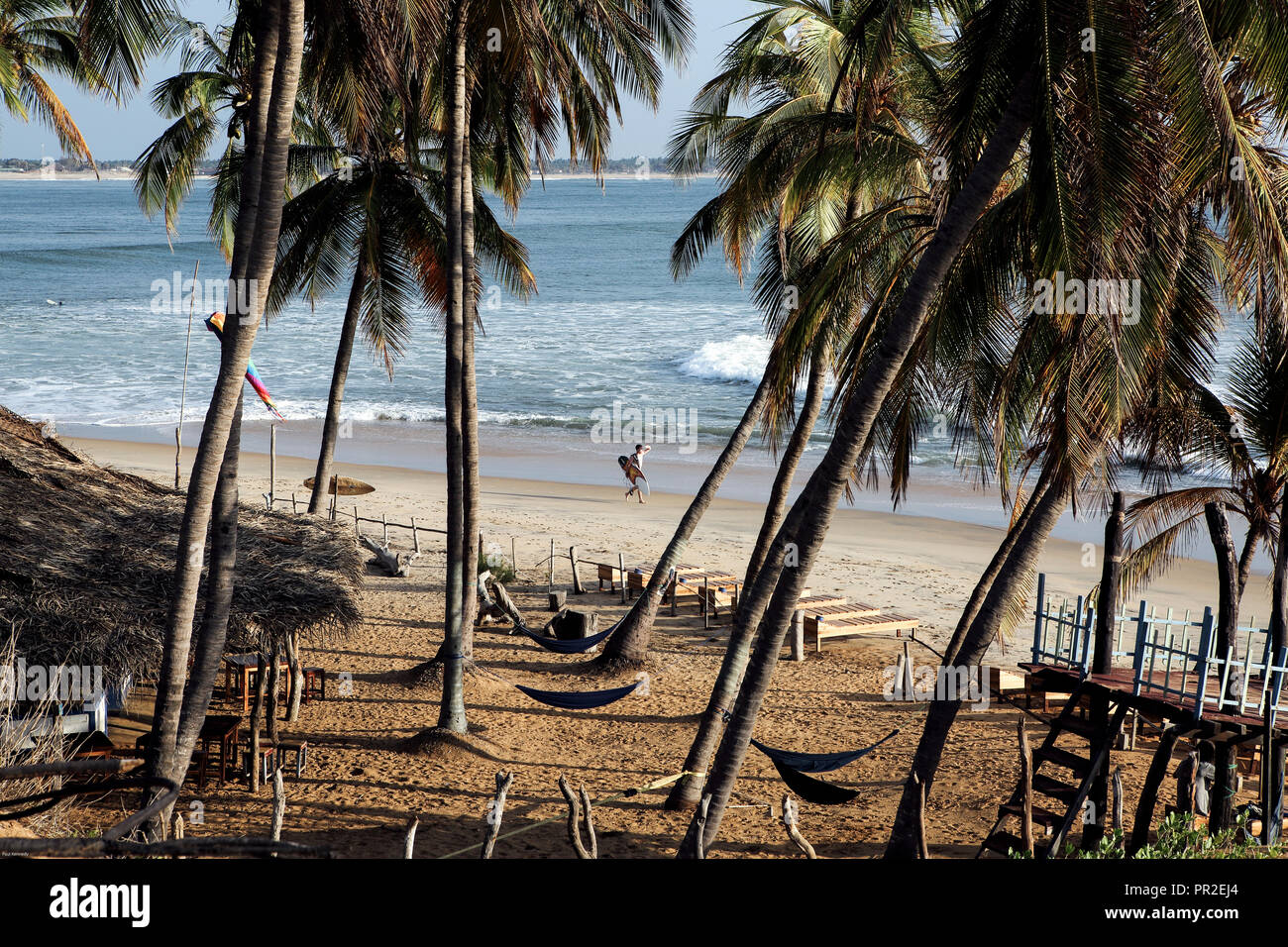 Surfer wandern entlang der surfen Punkt an Arugam Bay, Sri Lanka Stockfoto