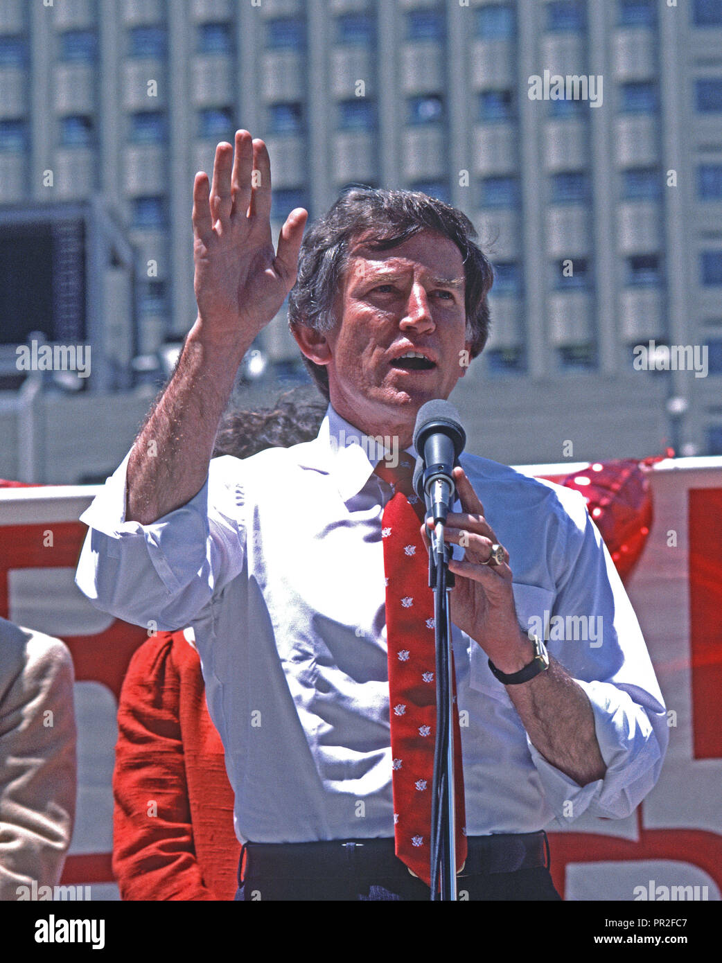 Der ehemalige US-Senator Gary Hart laufen für Senator Gary Hart laufen für die demokratische Präsidentschaftskandidatur im Jahr 1988, in San Francisco, Kalifornien Stockfoto