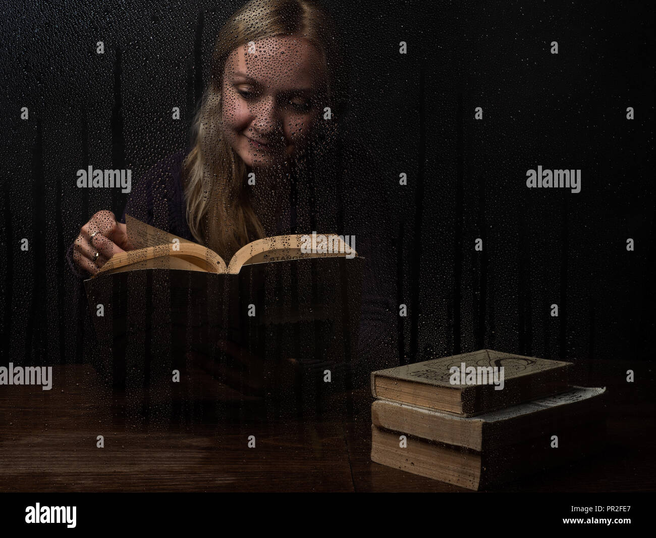 Natürlich schönen tausendjährigen Frau liest Buch an den regnerischen Herbst Tag Stockfoto