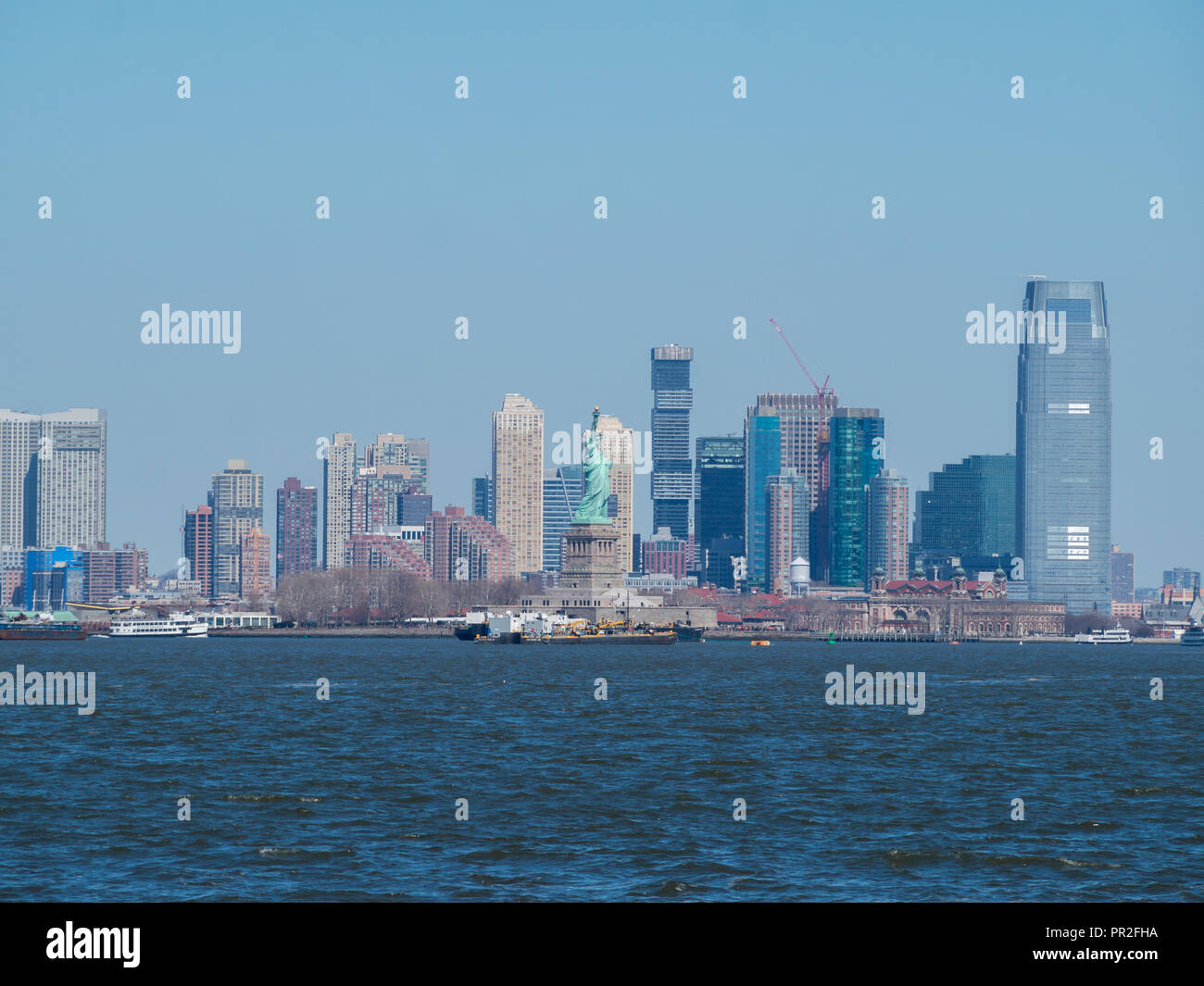 Die Freiheitsstatue mit New Jersey im Hintergrund Stockfoto