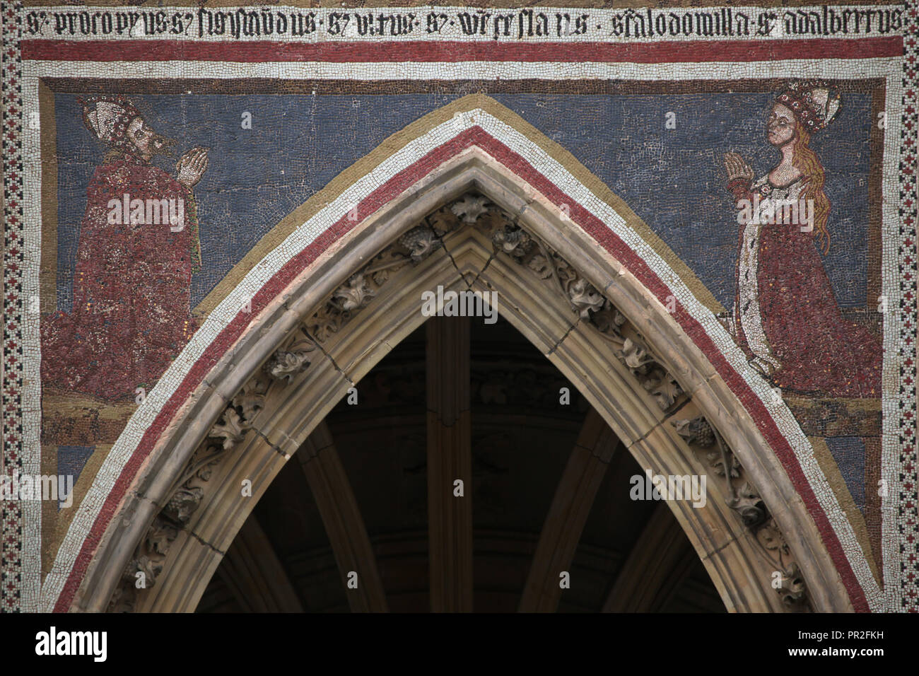 Kaiser des Heiligen Römischen Reiches Karl IV. und seine vierte Frau Elisabeth von Pommern (Elisabeth Pomořanská) Im letzten Urteil Mosaik datiert von 1370-1371 über die Golden Gate an der Südfassade von St. Vitus Kathedrale in Prag Prager Burg dargestellt, Tschechische Republik. Stockfoto